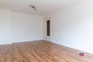 <p><span>HOBOKEN | APPARTEMENT MET TWEE SLAAPKAMERS EN ZONNIG TERRAS GELEGEN OP DE VIERDE VERDIEPING VAN VERZORGD GEBOUW MET LIFT | EPC B |</span></p><p><span>Het appartement is zeer gunstig gelegen op 5 minuten van het bruisende centrum van Antwerpen en vlakbij verschillende winkels en openbaar vervoer.</span></p><p><span>Indeling als volgt: inkomhal met vestiaire - woonkamer op parket - ruim terras (zuidwest georiënteerd) - gesloten keuken - twee ruime slaapkamers - badkamer met ligbad en lavabomeubel - apart toilet. Privatieve kelderberging. Gemeenschappelijke fietsenberging.</span></p><p><span>De maandelijkse kosten bedragen ongeveer 250 euro (verwarming, water, syndicus, blokpolis, spaarfonds, onderhoud, gebruik lift, minuterie, ...).</span></p><p><span> </span></p><p><span>TROEVEN :</span></p><p><span>* Veiligheidsdeur</span></p><p><span>* Privatieve kelder aanwezig</span></p><p><span>* Zalig terras</span></p><p><span>* Recente ramen </span></p><p><span>* Energiezuinig</span></p><p><span>* Conforme elektrische installatie</span></p><p><span> </span></p>