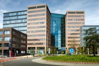 Bureaux à louer fantastiquement situés et entièrement prêts à l'emploi, parfaitement situés près du centre de Gand Sud et à proximité des bretelles d'accès à l'E17.<br /><br />L'espace de bureau est situé au premier étage du bâtiment. Le complexe de bureaux offre de nombreuses facilités exclusives pour améliorer le confort de travail. Par exemple, une navette gratuite est mise à disposition pour se rendre à la gare et en revenir. En outre, il y a des espaces communs agréables où vous pouvez vous détendre ou consulter, faire une pause rapide, et même un lave-auto et une blanchisserie sur place. En outre, les employés sportifs peuvent se rendre à l'aire de sport.<br /><br />Le ratio de stationnement favorable garantit qu'il y a beaucoup de places de parking dans le bâtiment lui-même, et il y a également la possibilité de louer un espace d'archivage supplémentaire si nécessaire. Disponible à partir du 1er juin 2026 ! Contactez PANORAMA B2B GENT KANTOREN pour de plus amples informations, des plans détaillés ou une visite de site sans engagement au 09 225 09 02.<br /><br /> 