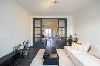 <p><span>ANTWERPEN:</span><span> Instapklaar dakappartement met terras en panoramisch city uitzicht.</span></p><p><span> </span></p><p><span>Op zoek naar comfortabel en stijlvol wonen in het centrum van Antwerpen? Dit prachtige dakappartement bevindt zich op de 6e en hoogste verdieping van een kleinschalige residentie aan de Britselei en combineert licht, rust en een uniek zicht over de stad. Dankzij de hoge ligging geniet u hier de hele dag door van een overvloed aan natuurlijk licht.</span></p><p><span>Met een bewoonbare oppervlakte van 116 m² biedt dit doorloopappartement een bijzonder aangename en functionele indeling. De open recent gerenoveerde leefkeuken vormt het centrale punt van de woning en is afgewerkt in een strak, hedendaags design met greeploze kasten en een keramisch werkblad. Ze is volledig uitgerust met kwalitatieve toestellen, waaronder een inductiekookplaat, dampkap, oven, koelkast en diepvries. Het kookeiland zorgt voor een gezellige, informele eetplek.</span></p><p><span>De lichtrijke woonkamer sluit naadloos aan op de keuken en vormt een uitnodigende ruimte om te ontspannen of gasten te ontvangen. Zowel vanuit de leefruimte als de keuken heeft u toegang tot het gezellige terras, waar u in alle privacy kan genieten van zon, rust en een prachtig zicht op de skyline van Antwerpen.</span></p><p><span>Het appartement telt drie volwaardige slaapkamers. Aan de voorzijde bevindt zich een kamer die momenteel als bureau is ingericht, terwijl de achterbouw plaats biedt aan twee ruime slaapkamers, waarvan één met ingemaakte kasten. De moderne badkamer is uitgerust met een wastafelmeubel, ruime inloopdouche en handdoekradiator. Verder beschikt het appartement over een aparte wasberging, een afzonderlijk toilet en een vestiaire. In de kelderverdieping is bovendien een privatieve berging voorzien.</span></p><p><span> </span></p><p><span>Bijzonderheden:</span></p><p><span>* Dakappartement met veel lichtinval</span></p><p><span>* Lift aanwezig</span></p><p><span>* Gerenoveerd in 2018</span></p><p><span>* Elektriciteit conform</span></p><p><span>* Overal rolluiken aanwezig met vliegeramen </span></p><p><span>* Terras met prachtig uitzicht</span></p><p><span>* Privatieve kelderberging</span></p><p><span> </span></p><p><span>De ligging is een absolute troef: dankzij het nabijgelegen openbaar vervoer geniet u van een vlotte bereikbaarheid, terwijl winkels, supermarkten, gezellige horecazaken en culturele voorzieningen zich allemaal op wandelafstand bevinden. De Britselei, met haar brede laan, statige gevels en groene accenten, zorgt bovendien voor een aangename woonomgeving in één van de meest gegeerde buurten van Antwerpen. </span></p><p><span> </span></p><p><span>Stijlvol wonen met alle comfort, midden in het bruisende centrum van Antwerpen. Een unieke opportuniteit op een absolute toplocatie. </span></p>