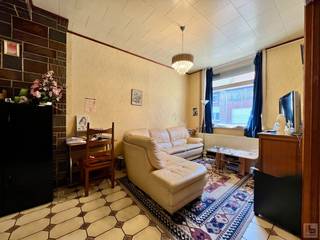 <strong>Huis te Ninoofsesteenweg 198 te Ronse</strong><br />Deze te renoveren woning is gunstig gelegen langs een van de belangrijkste invalswegen van Ronse, op korte afstand van het centrum, winkels en openbaar vervoer.<br /><br />Indeling: Via de inkomhal bereikt u de leefruimte, gevolgd door de keuken, een apart toilet en de badkamer. Op de eerste verdieping bevinden zich twee slaapkamers. Via een vaste trap bereikt u de zolderverdieping, die de mogelijkheid biedt om een extra slaapkamer of hobbyruimte te creëren. Achteraan geniet u van een aangename tuin met praktische berging.<br /><br /><strong>Troeven:</strong><br />Gunstige ligging nabij het centrum van Ronse<br />2 slaapkamers<br />Zolder met uitbreidingsmogelijkheden<br />Tuin met berging<br />Dubbele beglazing<br />Centrale verwarming op mazout<br />EPC: Label D – 365 kWh/m²/jaar.<br /><br />Interesse?<br />Contacteer Jens voor meer informatie of een bezoek.<br />📞 0488 98 13 30<br />✉️ jens@immoboss.be<br />