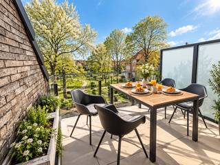 Op wandelafstand van de Grote markt van Roeselare en toch heel dicht bij de invalswegen, bevindt zich dit recente en energiezuinige appartement. Het appartement bevindt zich op de derde verdieping in de verzorgde residentie Hof ter Walle en kijkt uit op het gelijknamige Park v van de Walle.<br />Troeven van het appartement zijn:
<ul>
	<li>Een zeer centrale ligging: zeer dicht bij het centrum, dicht bij de invalswegen, cultureel centrum De Spil, winkels, scholen</li>
	<li>Hedendaags wooncomfort met bewoonbare oppervlakte van 92m²</li>
	<li>Recente oplevering : 2021</li>
	<li>Zeer gunstige energie score: <strong>EPC 74 kWh/m2 E-Peil 31 (A-Label)</strong></li>
	<li>Westgericht terras van 11 m²: middag en avondzon met zicht op Park van de Walle</li>
	<li>Een zeer grote zolderruimte 45m²</li>
	<li>Ventilatiesysteem D</li>
	<li>Ondergrondse parkeerplaats verplicht aan te kopen voor 28 000 euro</li>
</ul>
Bij het binnenkomen in het ruime appartement  valt meteen de aangename lichtinval op, de grote raam partijen zorgen voor veel natuurlijk licht. Er is direct contact met het zonnige terras van 11 m². Het terras is west gericht, waardoor je er optimaal kunt genieten van de middag -en avondzon met zicht op het Park Vandewalle.<br /> De leefruimte bestaat uit een gezellige zithoek en eetplaats en werd afgewerkt met stijlvolle vloer in naturel eikparket. Aansluiten op de leefruimte bevindt zicht de volledig geïnstalleerde open keuken met eiland. De keuken beschikt onder meer over een iductiekookplaat en veel kastruimte. Een troef van de keuken is absoluut  het duurzaam, krasbestendig composiet werkblad.<br /><br />Verder beschikt het appartement over twee volwaardige slaapkamers, een praktische berging/wasplaats en een nachthal met afzonderlijk toilet. De moderne badkamer is uitgerust met een ruime inloopdouche en dubbele wastafel en sluit perfect aan bij het hedendaagse karakter van de woning. Er is extra kastruimte in de badkamer door een handige kolomkast, naast het badkamermeubel.<br /><br />KOOP DEZE TOPPER RECHTSTREEKS VAN DE EIGENAARS!<br /><br />0488/29.72.26 of oghekiere@gmail.com<br /><br />DIT APPARTEMENT WORDT VERKOCHT ZONDER VASTGOEDMAKELAAR!<br /><br />Ook beslist om uw eigendom te verkopen? Bespaar de makelaar dankzij onze reeds bewezen succesformule.