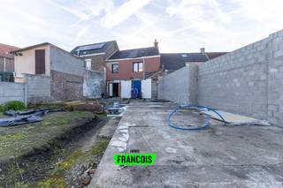 In Leupegem, een deelgemeente van Oudenaarde, treffen we deze verder af te werken woning terug. De woning is uiterst rustig gelegen maar geniet...