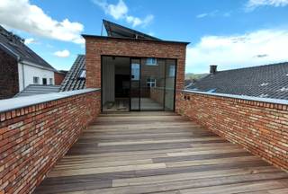Dit nieuwbouw appartement is uitstekend gelegen in het centrum van Tongeren, tussen de Kloosterstraat en het Museumplein en tussen kwalitatieve geklasseerde gebouwen. <br /><br />INDELING: inkomhal, berging/wasplaats, apart toilet, badkamer met inloopdouche en lavabomeubel, 2 slaapkamers waarvan 1 met dressingruimte. Op het verdiep een mooie woonkamer met open keuken (voorzien van koelkast met diepvries, oven, microgolf en vaatwasser). Super groot dakterras met zicht op de Basiliek.<br /><br />In de kelder een grote, private berging. <br /><br />Extra:<br />x BEN waarden rond 0: zwaar geïsoleerde appartementen met een ZEER laag verbruik<br />x 7 zonnepanelen van 410Wp dus 2870Wp<br />x Verwarming met warmtepomp<br />x Hoogwaardige afwerking<br />x Alle verlichtingsarmaturen zijn inclusief met hoogwaardige Berker schakelaars<br />x Grote kelder/opslagruimte<br />x Lift in het gebouw voorzien<br /><br />De huurprijs bedraagt 1.050 euro per maand + 100 euro per maand energiepremie + 50 euro per maand gemeenschappelijke kosten.<br /><br />Contacteer ons kantoor voor info op het nummer 012 23 00 23 of via mail kimberly@immo-leroi.be