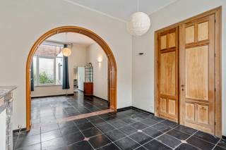 Deze mooie woning met een klassieke gevel werd gerenoveerd met behoud van de authentieke elementen en het dak werd vernieuwd in 2018! De...