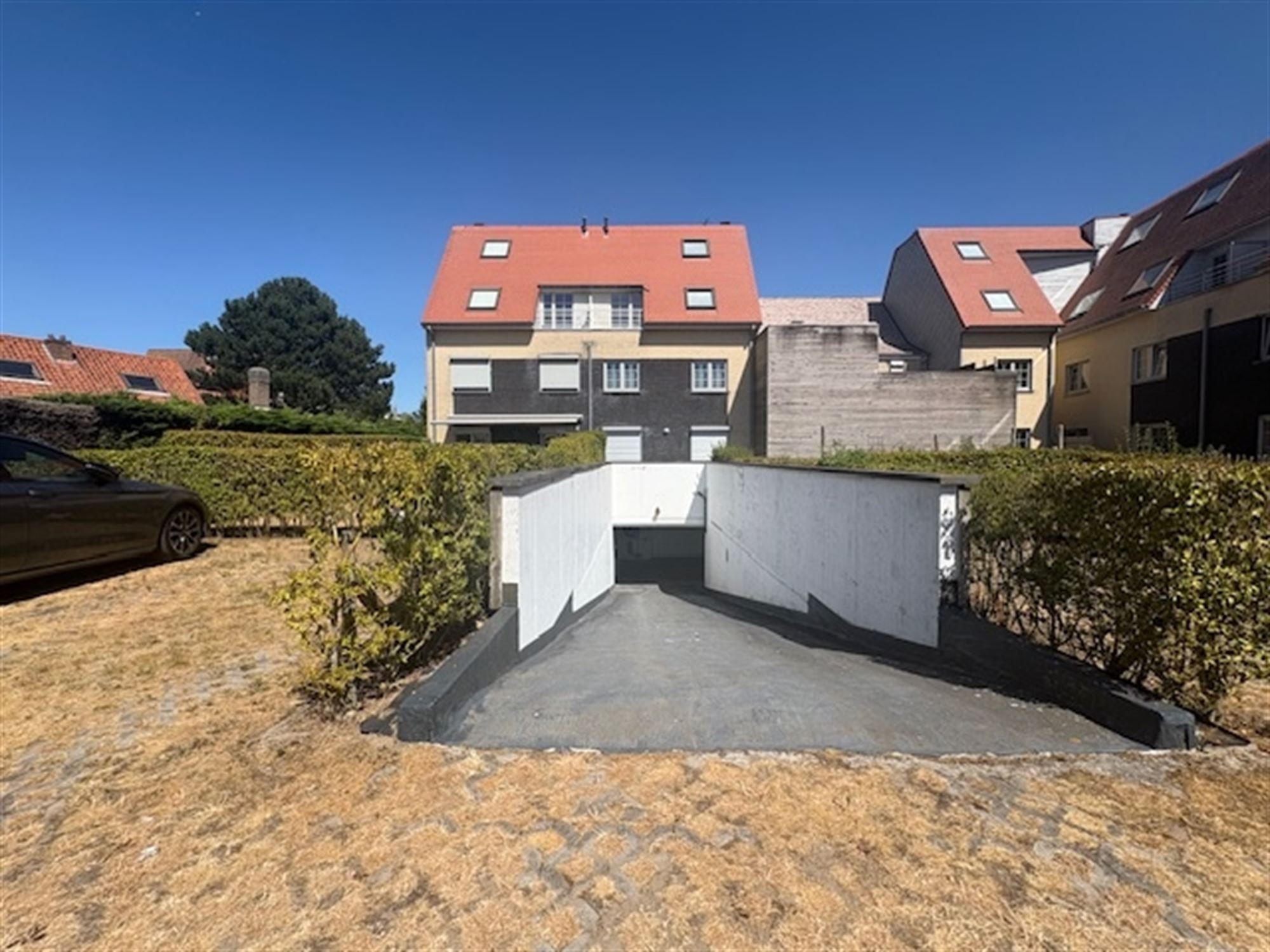 Afgesloten, ondergrondse garagebox in de Vosseslag te De Haan met afmetingen 5,50 m op 3,00m.