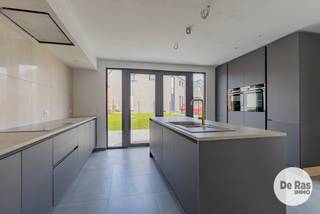 <strong>SMETLEDE - INSTAPKLARE, ZUINIGE GEZINSWONING MET 3 KAMERS</strong><br /><strong>KIJKDAG ZATERDAG 22 AUGUSTUS VAN 10u TOT 12u (OP AFSPRAAK!)</strong><br /><br />In het pittoreske centrum van Smetlede kan je deze vernieuwde woning terugvinden. Nabij Gentsesteenweg, winkels, openbaar vervoer en centrum Lede.<br /><br />De woning bestaat uit een inkomhal, aparte bureauruimte, technische ruimte, toilet en ruime woonkamer. De keuken is goed uitgerust met toestellen van Siemens zoals inductiekookplaat, frigo, diepvries, combi-microgolfoven en oven. Aansluitend een gezellig en zonnig terras met afgesloten tuintje.<br /><br />Op het verdiep heb je een balzaal van een badkamer met douche, dubbele lavabo en ligbad als ook twee ruime slaapkamers.<br />De vaste trap naar de zolderkamer zal kinderen bekoren, met dergelijke grote ruimte. <br /><br />De woning is voorzien van vloerverwarming/koeling met warmtepomp van Daikin, goede muurisolatie, conforme en vernieuwde elektriciteitsinstallatie, voldoende stopcontacten en lichtpunten,... kortom tijd voor snel een bezoekje te brengen! Bel 053/60.65.60 en boek je afspraak.