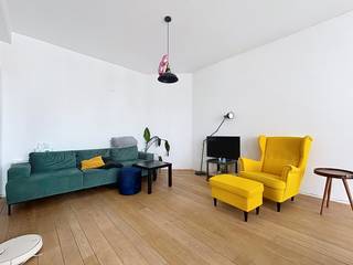 Klassiek<strong> 2 slaapkamer</strong> appartement <strong>met terras</strong> op de 10de verdieping . Het gebouw ligt op wandelafstand van winkels, parken en diverse horeca. <br /><br /><strong>Indeling:</strong> Inkomhal met diverse inbouwkasten; aparte wc; woonkamer op parket met panoramisch uitzicht; 2 slaapkamers waarvan 1 met terras; badkamer met ligbad en ophangdouche.<br /><br /><strong>Bijzonderheden:</strong>
<ul>
<li>Beschikbaar op 1 december 2026</li>
<li>Provisie algemene kosten: € 150,- (incl provisie verwarming en waterverbruik). </li>
<li>Het appartement dient bij vertrek wit geschilderd opgeleverd te worden.</li>
</ul>
