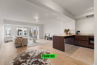 In een aangename woonomgeving bevindt zich dit stijlvol afgewerkt appartement op de derde verdieping. Dankzij de ligging kijkt u uit op een open groenzone, wat zorgt voor rust en privacy, terwijl alle voorzieningen zich op korte afstand bevinden.<br /><br />Het appartement werd in 2025 volledig vernieuwd en afgewerkt met oog voor detail en kwaliteit. Er werd gekozen voor duurzame materialen en een moderne afwerking, waaronder een warme parketvloer en een op maat ontworpen keuken.<br /><br />De keuken is volledig uitgerust met hedendaagse toestellen zoals een inductiekookplaat, koelkast, diepvriezer, vaatwasser, combi-oven, dampkap en een composiet werkblad.<br /><br />De indeling omvat een ruime leefruimte met open keuken, twee comfortabele slaapkamers, een aparte berging, badkamer, afzonderlijk toilet, een terras en een privatieve kelderberging.<br /><br />Geschikt als vaste woonst of als tweede verblijf.<br /><br />Het gebouw is aangesloten op het warmtenet, wat bijdraagt aan een energiezuinig geheel met een gunstige EPC-score.<br /><br />De aanwezige meubels zijn nieuw en kunnen afzonderlijk worden overgenomen.<br /><br />Aarzel niet en neem contact op voor meer info of een afspraak! <br /><br />