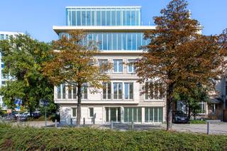 Dit hoogwaardig afgewerkt kantoorgebouw is gelegen op een zichtbare hoek locatie aan de Desguinlei en de Karel Oomsstraat, in de gewilde Markgravewijk, net binnen de Antwerpse Binnensingel. De uitstekende bereikbaarheid maakt deze locatie bijzonder interessant voor professionals, dienstverleners en handelaars die op zoek zijn naar een kantoorruimte met uitstraling én vlotte verbindingen. Dankzij de nabijheid van de opritten Berchem (E19/E34), het station Antwerpen-Berchem, en diverse tram- en busverbindingen voor de deur, is het gebouw eenvoudig bereikbaar en biedt de prominente ligging bovendien extra zichtbaarheid en commerciële meerwaarde.<br /> <br />Dit gerenoveerde kantoorgebouw naar ontwerp van sculp[IT]architecten omvat maar liefst 6 niveaus, met een totaal bruikbaar oppervlak van ca. 425 m², aangevuld met een privatief terras op de bovenste verdieping. Het geheel is recent volledig gerenoveerd/opgetopt met oog voor kwaliteit, comfort en hedendaags design.<br /> <br />Indeling:<br />•Kelder: 55 m² – ideaal voor archief, stockage of technische installaties<br />•Gelijkvloers: 85 m² – representatieve inkomhal en polyvalente kantoorruimte of afzonderlijke (handels/horeca ruimte) <br />•1e verdieping: 95 m² – open werkruimte of mogelijkheid tot indeling in kantoren<br />•2e verdieping: 85 m² – aansluitende kantoorruimte, vergaderruimte mogelijk<br />•3e verdieping: 65 m² – lichtrijke verdieping, bijv. directiekantoor of lounge<br />•4e verdieping: 40 m² – afgewerkt met een privé terras van 6 m²<br /><br />Uitzonderlijk mooi afgewerkt kantoorgebouw, contacteer ons nu voor meer info of een bezoek ter plaatse!