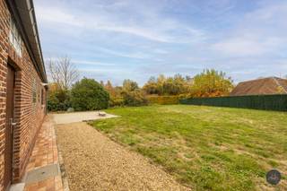 In het groene en rustige Schriek ontdek je deze op te frissen landelijke hoeve met een royale tuin en polyvalente ruimte. Deze woning combineert...