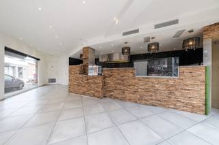 Vandaag nemen we jullie mee naar deze commerciële ruimte op toplocatie in het centrum van Bornem. De eigendom bevindt zich op wandelafstand van alle nodige faciliteiten, zoals scholen, winkels, en openbaar vervoer.<br /><br />Op het gelijkvloers van dit gebouw vinden we een handelsruimte terug die tot verschillende doeleinden kan strekken zoals een horecazaak of een praktijkruimte.<br />Verder vinden we een toilet en de mogelijkheid tot een terras terug.<br /><br />Ondergronds bevindt zich een zéér ruime kelder (60m²) die kan dienen tot stockageruimte.<br />Verder beschikt het handelspand over een garagedeur die gebruikt kan worden voor leveringen.<br /><br />Onroerende voorheffing is ten laste van de huurder.<br /><br />Heb je interesse in deze commerciële ruimte op toplocatie?<br />Neem gerust contact op via roy@julimmo.be of 0470 34 10 87.