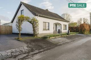 Cette villa est située dans la paisible ville de Bellegem, entourée de champs verdoyants et d'une nature ouverte. L'emplacement combine la paix rurale avec un accès facile aux installations locales et à la ville, afin que vous puissiez profiter de l'intimité et de l'espace sans sacrifier le confort.Le rez-de-chaussée a déjà été entièrement aménagé avec une attention particulière à la lumière et à l'aménagement pratique. Il y a un hall d'entrée spacieux avec vestiaire et toilettes invités, un salon confortable et une cuisine ouverte qui forment ensemble un espace de vie chaleureux. Il y a aussi une chambre et une salle de bain à ce niveau, ce qui permet de vivre au rez-de-chaussée. La commodité est également assurée par une buanderie, un garage avec grenier et une cave, qui offrent de nombreux espaces de rangement.L'étage supérieur de la coque (déjà équipé d'une isolation) offre encore de nombreuses possibilités. Ici, le nouveau propriétaire peut déterminer librement l'aménagement, avec au moins de la place pour trois chambres et une éventuelle deuxième salle de bain. La villa est située dans un endroit unique et verdoyant avec une vue magnifique sur les champs environnants. La terrasse récemment aménagée et le jardin ensoleillé constituent un endroit paisible pour se détendre ou recevoir des invités, tandis que les environs garantissent calme et intimité. Une maison qui allie parfaitement charme, espace et nature.Les visites via notre formule de prévente ont lieu sur rendez-vous entre le mercredi 21/1 et le mercredi 28/1 à 12h. Après plusieurs visites, une offre unique et optimale pourra être faite au plus tard le mercredi 28 janvier à midi. Vous voulez en savoir plus ? Contactez Valentine Duquesne au 0493/253262.