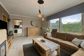 Bent u op zoek naar een ruime woning op een rustige, maar vlot bereikbare locatie? Deze open bebouwing in Oekene biedt 250 m² aan bewoonbare oppervlakte en is door zijn veelzijdige indeling erg geschikt voor gezinnen, mensen met een vrij beroep of een ruimtevragende hobby.<br />De woning heeft 19 zonnepanelen en een thuisbatterij. <br /><br />Wonen, werken en praktische indeling<br />De begane grond is ruim opgezet en praktisch ingedeeld. Naast de ruime keuken beschikt de woning over twee aparte leefruimtes. Dit biedt de flexibiliteit om bijvoorbeeld een aparte zithoek, een speelkamer of een eetplaats in te richten. Voor wie regelmatig van thuis uit werkt, is het afzonderlijke bureau op het gelijkvloers een handige toevoeging.<br /><br />Omdat de belangrijkste leefruimtes zich op de benedenverdieping bevinden, is de woning ook geschikt om comfortabel in oud te worden. Voor extra bergruimte is er bovendien een koele kelder aanwezig.<br /><br />Bovenverdieping<br />Op de eerste verdieping bevinden zich 3 volwaardige slaapkamers. Een praktisch pluspunt is dat deze slaapkamers zijn uitgerust met airconditioning, wat zorgt voor extra comfort tijdens warme zomermaanden.<br /><br />Polyvalente ruimte met aparte ingang<br />Een grote troef van deze woning is het aangebouwde gedeelte. Deze royale polyvalente ruimte beschikt over een eigen, aparte ingang. Dit maakt de ruimte uiterst geschikt voor diverse doeleinden:<br /><br />Vrij beroep of bijberoep: Een ideale kantoor- of praktijkruimte, zeker gezien de aanwezigheid van 5 parkeerplaatsen op eigen terrein.<br /><br />Inwonend familielid: Geschikt als basis voor zorg- of kangoeroewonen.<br /><br />Hobby of ontspanning: Perfect in te richten als atelier, knutselruimte, mancave of speelkamer voor de kinderen.<br /><br />Bestuursmaatregelen in het maatregelenregister: nee