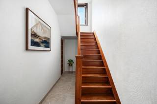 [[ DIT PAND NEEMT DEEL AAN DE ERA OPEN HUIZEN DAG OP 19/9 VAN 11:00 TOT 12:00 ]] <strong>Knokke: Woning met 3 slaapkamers en garagebox te koop op een rustige locatie in Oud-Knokke.</strong><br /><br />Op een aangename ligging in Knokke bevindt zich deze verzorgde woning met 3 slaapkamers en een garagebox. Hoewel de woning instapklaar is, kunnen hier en daar enkele opfrissingen worden uitgevoerd indien gewenst. Dit maakt het pand bijzonder interessant voor wie een woning zoekt die meteen gebruikt kan worden, maar tegelijk nog ruimte biedt om naar eigen smaak te moderniseren.<br /><br /><strong>Indeling:</strong><br />Gelijkvloers: Inkomhal met gastentoilet, ruime leefruimte, zeer ruime keuken met toegang tot de koer, garagebox.<br /><br />1ste verdiep: 2 volwaardige slaapkamers, badkamer met douche, ligbad, dubbele wastafel en toilet.<br /><br />2de verdiep: zolderruimte die als derde slaapkamer kan dienen.<br /><br /><strong>Troeven: </strong>
<ul><li>Rustige en aangename ligging in Knokke.</li><li>Op 5 minuten fietsen van Knokke centrum.</li><li>Woning met veel mogelijkheden.</li><li>Ideaal als permanente woning of tweede verblijf.</li><li>Garagebox bij de woning.</li></ul>
Meer informatie? Contacteer Ayita op 0496 13 43 12 of via ayita@eraservimo.be