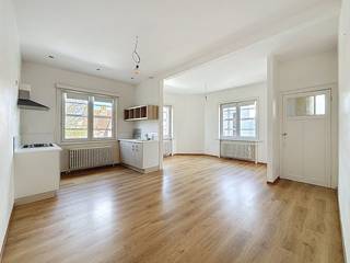 In de Vlaanderenlaan te De Panne vinden we dit lichtrijk appartement (71m²) met twee slaapkamers te huur. Het appartement is centraal gelegen,...