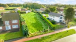 KNAPPE BOUWKAVEL (+-11A86CA) OP GROENE, DOCH CENTRALE EN GUNSTIGE LOCATIE, VLAKBIJ HET CENTRUM VAN BOCHOLT! Deze bouwkavel met maar liefst...