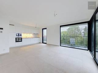 Dit splinternieuwe BEN-appartement is heel rustig gelegen op het eind van een doodlopende straat.<br />Evenwel is het gezellige centrum van Deerlijk en de E17 zeer vlot bereikbaar.<br />Het energiezuinige appartement staat perfect instapklaar; volledig geschilderd en is voorzien van alle verlichting en rails.<br /><br />Indeling :
<ul>
	<li>inkomhall met vestiairehoek</li>
	<li>gastentoilet</li>
	<li>2 slaapkamers</li>
	<li>badkamer met inloopdouche en lavabomeubel</li>
	<li>lichtrijke leefruimte</li>
	<li>zuidgericht hoekterras met pracht uitzicht op natuurgebied</li>
	<li>modern ingerichte, open keuken met alle inbouwapparatuur</li>
	<li>berg-/wasplaats</li>
</ul>
Daarnaast horen bij het appartement nog een overdekte staanplaats en een private open parkeerplaats<br />Gemeenschappelijk is er een fiets- en vuilnisberging en een tuintje<br /><br />Het appartement is onmiddellijk beschikbaar (eerste bewoning)