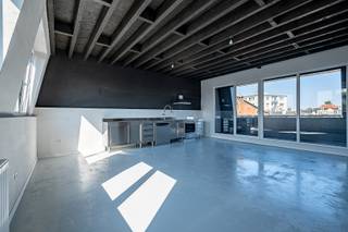 Dit instapklare appartement is gelegen in de Heirmanstraat 3-5 te Merksem, in een aangename en recent opgewaardeerde woonomgeving. Dankzij de...