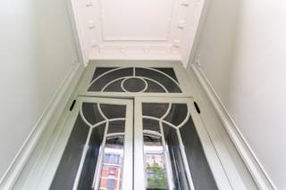 Dit instapklare appartement maakt deel uit van een recente totaalrenovatie waarbij het volledige gebouw met kwalitatieve materialen werd vernieuwd. Het appartement bevindt zich op de tweede verdieping van een karaktervolle herenwoning met slechts vier units, wat zorgt voor een aangenaam en kleinschalig woongevoel.<br /><br />De leefruimte is ruim en lichtrijk, met authentieke elementen zoals hoge plafonds, een sierschouw en parketvloer die zorgen voor een warm karakter. De open keuken met eetruimte sluit hier mooi op aan en is volledig en praktisch ingericht.<br /><br />Aan de achterzijde bevinden zich een volwaardige slaapkamer en een mooi afgewerkte badkamer met douche en wastafel.<br /><br />Gelegen in de statige Eglantierlaan, één van de meest gegeerde straten van Wilrijk, woon je hier in een groene en aangename omgeving tussen karaktervolle herenwoningen. Op wandelafstand vind je Park Den Brandt en het Nachtegalenpark, terwijl winkels, scholen en openbaar vervoer zich vlakbij bevinden. Ook de verbinding naar Antwerpen is bijzonder vlot en met de fiets sta je zo op het Zuid.<br /><br />Kortom, een instapklaar appartement met karakter en charme, ideaal voor wie comfortabel wil wonen op een gegeerde locatie.<br /><br />Epc: B, P-score: A, G-score: A, Wg-Vg-Gmo-Gvv-Gvkr