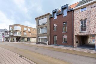 <p>Dit moderne triplex appartement heeft een speelse indeling en een ruime opzet. Het appartement is instapklaar en voorzien van alle comfort.</p>
<p>Via een hardstenen trap bereikt u het appartement. U komt binnen in de hal, waar een praktische ingebouwde garderobekast is voorzien en een apart toilet aanwezig is.</p>
<p>Via de stijlvolle stalen deur komt u binnen in een ruimte die perfect kan dienen als eetkamer. Deze ruimte is voorzien van een aansluiting voor televisie. Vanuit de eetkamer loopt u door naar de keuken. De keuken beschikt over een tegelvloer, veel opbergruimte en kwalitatieve toestellen, waaronder een Siemens vaatwasser, een combi-oven, een inductiekookplaat van Novi en een koelkast met vriesvak. Aansluitend vindt u een praktische berging met aansluiting voor wasmachine en droogkast.</p>
<p>De woonkamer bevindt zich ook op deze verdieping en is bereikbaar via de keuken. Dankzij een grote schuifpui heeft u toegang tot het aangename dakterras, waar u in alle rust kan genieten van de buitenruimte.</p>
<p>Via de trap bereikt u de tweede verdieping. Hier zijn twee slaapkamers, beide afgewerkt met een laminaatvloer en voorzien van airconditioning. Bovendien zijn in beide kamers aansluitingen voor internet en televisie aanwezig. De badkamer is uitgerust met zowel een ligbad, een inloopdouche als een dubbele wastafel. Daarnaast is er een apart toilet voorzien.</p>
<p>Een vaste trap leidt naar de bovenste verdieping, waar zich nog een extra kamer bevindt. Deze ruimte is ook voorzien van airconditioning en aansluitingen voor internet en televisie en kan perfect dienen als derde slaapkamer, bureau of hobbyruimte.</p>
<p>Het appartement is aangesloten op zonnepanelen en beschikt over een energiezuinige warmtepomp. Verder is er een individuele berging op het parkeerterrein, een gemeenschappelijke fietsenstalling en een aparte ruimte voor afvalcontainers. Per appartement is een parkeerplaats voorzien, waarvan sommige uitgerust zijn met een laadpaal.<br /><br />De servicekosten bedragen 25 euro per maand.<br /><br />Heeft u interesse? Neem contact met ons op voor meer informatie of om een bezoek in te plannen.</p>