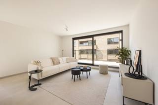 <p>Op een strategische locatie in Zandhoven nabij het centrum verrijst <strong><em>Residentie Veertien</em></strong>, een nieuwbouwproject dat hedendaagse architectuur, verfijnd wooncomfort en toekomstgerichte technieken moeiteloos samenbrengt. Op de plaats waar vroeger de <em>14 Billekens</em> het aantrekkingspunt van Zandhoven was, ontstaan vandaag twee elegante gebouwen met 33 exclusieve appartementen en één hoofwaardige commerciële ruimte, verbonden via een ondergrondse parkeerkelder. Wenst u graag een appartement aan de rustige binnenzijde of geniet u liever van wat passage? Residentie 14 heeft het allemaal.</p>
<p></p>
<p><strong><em>Appartement B1.4 (in achterliggend gebouw) Rustig gelegen één slapkamer appartement (85,20m²) op de eerste verdieping.</em></strong></p>
<p>INDELING: Inkomhal met vestiaire ruimte en apart toilet, leefruimte met open ingerichte keuken aan een west gericht terras; wasplaats/ berging, één slaapkamer en een badkamer. Momenteel is het appartement bemeubeld zodat het woongevoel direct op je afkomt. Het individueel plan kan je terugvinden op onze website: https://www.yvesvanpelt.be/project/residentie-14/</p>
<p>Technisch blinkt dit project uit in kwaliteit en duurzaamheid. Dankzij de geothermische warmtepompen, vloerverwarming en -koeling, ventilatie C+, doorgedreven isolatie en gemeenschappelijke zonnepanelen wordt een E-peil tot maximaal E20 bereikt. Dit resulteert in een comfortabel binnenklimaat, opmerkelijk lage energiekosten en een 50% vermindering van de onroerende voorheffing gedurende 5 jaar.<br /><br /></p>
<p>Het terrein van 4.722m² wordt omgevormd tot een stijlvolle en onderhoudsvriendelijke groene omgeving met verfijnde wandelpaden en autostaanplaatsen voorzien van laadpalen. Verplichte aankoop van ondergrondse autostaanplaats en berging.<br /><br />De verkoop valt onder BTW op het constructie aandeel en registratie rechten op het grondaandeel. <br />Aankoop is mogelijk aan 6% BTW zowel voor wonen als verhuren (mits men voldoet aan de voorwaarden)<br /><br /><br /></p>
<p>Bent u geïnteresseerd? Kom dan zeker met ons het appartement ontdekken!<br />T. 03 361 51 51 – M. info@yvesvanpelt.be</p>