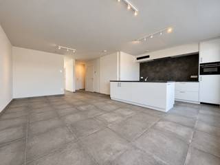 Dit moderne appartement geniet van een gunstige ligging in Aarschot en is uitstekend bereikbaar. Centrum van Aarschot met tal van voorzieningen en E314 bevinden zich vlakbij. Het appartement bevindt zich op de eerste verdieping en is bereikbaar met de lift. Dankzij de warmtepomp, zonnepanelen en vloerverwarming geniet u hier van hedendaags en energiezuinig wooncomfort.<br /><br />Binnen verwelkomt het appartement u met een ruime en lichtrijke leefruimte met open keuken. De keuken is volledig uitgerust met een inductiekookplaat, koelkast, vaatwasser en combi-oven. De grote schuiframen aan de achterzijde geven toegang tot een aangenaam terras van maar liefst 16 m². Verder beschikt het appartement over één slaapkamer, die toegang biedt tot een tweede terras. De badkamer is ingericht met een inloopdouche, wastafel en toilet. In de praktische berging bevinden zich ingebouwde kasten, een extra lavabo en aansluitingen voor een wasmachine en droogkast. Een privatieve kelderberging en autostaanplaats zijn inbegrepen in de huurprijs.<br /><br />De maandelijkse huurprijs bedraagt € 820. Daarnaast wordt een provisie van € 60 per maand aangerekend voor de gemeenschappelijke kosten en een provisie van € 100 per maand voor het privatieve verbruik van verwarming en warm water. Het appartement is beschikbaar vanaf 1 december 2026.<br /><br />Interesse of graag een bezoek inplannen? Neem contact op met Thomas via +32 499 22 99 24 of thomas@sophimo.be.