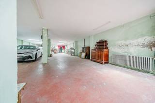 Informatie & bezoeken: 02 315 51 71Sint-Jans-Molenbeek - Vlakbij de site "Tour & Taxi", in een eenrichtingsstraat, biedt We Invest u dit gebouw voor...