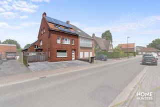 In een rustige zijstraat van het levendige Lichtervelde bevindt zich deze charmante halfopen woning met een ruim bijgebouw van ca. 180 m², ideaal...