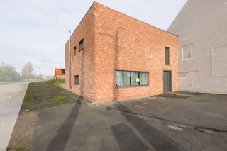 <strong>!!OPEN HUIS MOMENT!!<br />Zaterdag 6 december 2025 van 11u tot 12u.</strong><br /><br />Deze halfopen bebouwing met aparte garage is gelegen op enkele minuten rijden van op- en afritten van de E403. <br />De woning dateert oorspronkelijk van de periode tussen 1875 en 1899 maar onderging in 2020 een totaalrenovatie waardoor de woning als nieuwbouwwoning kan gezien worden. Vooraan de woning is heel wat parkeermogelijkheid. Achteraan de woning ligt een ruim terras en een verhoogde graspartij.<br />Het perceel is gelegen op een totale oppervlakte van 779 m² en heeft een bewoonbare oppervlakte van 255 m².<br />Het hoogrendementsglas, de 20 zonnepanelen met thuisbatterij en warmtepompen zorgen ervoor dat deze woning zeer energiezuinig is.<br /><br />Indeling:<br />GV: inkomhal - gastentoilet met handwasser - ruime woonkamer met palletkachel, airco - open keuken met koelkast, elektrisch koken, dampkap, oven, microgolfoven, vaatwas, spoelbak - grote berging/wasplaats.<br /><br />1e V: nachthal - 5 slaapkamers met laminaat - badkamer met dubbele lavabo, ligbad en inloopdouche - dressing - apart toilet - technische berging.<br /><br />Algemeen:<br />- EPC 54 - label A<br />- Conforme elektriciteitskeuring<br />- Blanco bodemattest<br />- Ventilatiesysteem C<br />- Regenwaterput van 15 000 liter (wasmachine en toilet)<br />- Alarmsysteem over te nemen<br />- Mogelijkheid tot airco op bovenverdieping, kabel voorzien<br />- Internet en tv-aansluiting in woonkamer, keuken en slaapkamers <br />- Automatische rolluiken op de bovenverdieping<br />- Verdieping boven de garage<br />- Oprit naast woning naar garage<br />- Muur achterzijde wordt nog gevoegd<br />- Lucht/water warmtepomp via vloerverwarming op de eerste verdieping<br />- Warmtepomp lucht/lucht<br />- Vrij bij akte