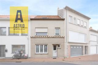 <p><span>In de Golfstraat te Bredene, op een uitstekende en centrale ligging, bevindt zich deze ruime rijwoning met vijf slaapkamers. De woning ligt op wandelafstand van winkels, openbaar vervoer en het strand, wat zorgt voor een bijzonder comfortabele en gegeerde woonomgeving.</span></p><p><span>Indeling &amp; huidige toestand</span></p><p><span>De woning is momenteel ingericht als tweewoonst, met twee keukens, twee badkamers en gescheiden woonmogelijkheden, wat tal van perspectieven biedt! Regularisatie of aanpassing kan nodig zijn, afhankelijk van het beoogde gebruik.</span></p><p><span>Via de inkomhal betreden we de woning. Vooraan bevindt zich de lichtrijke woonkamer. Verder zijn er op het gelijkvloers twee slaapkamers, een keuken, badkamer, apart toilet, berging en een grote veranda met koer.</span></p><p><span>Op de eerste verdieping bevinden zich een nachthal, twee ruime slaapkamers, een tweede keuken, een tweede badkamer en een ruim terras.</span></p><p><span>De tweede verdieping omvat nog twee slaapkamers, een nachthal en extra bergruimte.</span></p><p><span>Renovatie &amp; potentieel</span></p><p><span>De woning is toe aan renovatie en opfrissing, maar biedt hierdoor een uitstekende basis om volledig naar eigen smaak te vernieuwen. De bestaande tweewoonst-indeling biedt flexibiliteit voor verschillende woon- of investeringsformules (mits de nodige vergunningen).</span></p><p><span>Troeven</span></p><p><span>·Centrale ligging nabij winkels, openbaar vervoer en strand</span></p><p><span>·Momenteel ingericht als tweewoonst</span></p><p><span>·2 keukens en 2 badkamers</span></p><p><span>·5 slaapkamers</span></p><p><span>Een ruime woning met veel mogelijkheden op een toplocatie aan de kust.</span></p><p><span> </span></p><p><span><br /><br /></span></p>