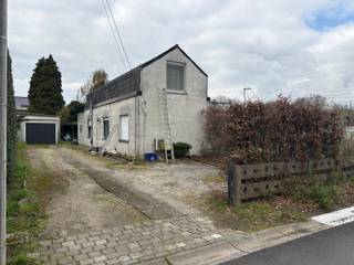 Te renoveren woning met o.a. 2 slaapkamers en aparte garage.<br /><br />Indeling GLV: leefruimte; keuken; apart toilet en badkamer<br />1V: 2 slaapkamers <br /><br />Algemeen: <br />- Uitbereidingsmogelijkheden<br />- EPC label F (renovatieverplichting)<br />- Elektriciteit niet conform<br />- Verwarming op gaskachels <br /><br />Alle attesten zijn beschikbaar onderaan op onze website.<br />Voor meer info of een bezoek: 0472 22 22 77 of thomas@solittvastgoed.be.