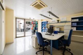LIGGING<br />Gelegen in het centrum van Deinze bevindt zich deze te renoveren commerciële eigendom met woongelegenheid. Het pand is gelegen in de Tolpoortstraat, een centrale handelsstraat met een gevarieerd aanbod aan winkels, horecazaken en dienstverlenende ondernemingen, en geniet van een uitstekende visibiliteit.<br />In de onmiddellijke omgeving bevinden zich tal van handelszaken, scholen, openbare voorzieningen en haltes van het openbaar vervoer. Bovendien zijn de belangrijkste invalswegen en parkeermogelijkheden vlot bereikbaar, wat bijdraagt aan een optimale bereikbaarheid en een aantrekkelijke ligging.<br /><br />INDELING<br />Deze eigendom combineert een commerciële ruimte met een aanpalende woongelegenheid en biedt, mits renovatie, tal van mogelijkheden.<br />Op het gelijkvloers bevindt zich de commerciële ruimte, die zich uitstekend leent als winkel-, kantoor- of praktijkruimte. Verder omvat deze verdieping een keuken, een wasplaats en een aangenaam terras.<br />De bovenverdieping beschikt over meerdere kamers die, afhankelijk van de behoeften van de toekomstige eigenaar, kunnen worden ingericht als woonvertrekken, burelen of polyvalente ruimtes. Daarnaast beschikt het pand over een ruime zolder, die bijkomende opslagruimte biedt of, mits de nodige renovatiewerken en vergunningen, verder kan worden ingericht.<br />Dankzij de functionele indeling, de combinatie van een commerciële ruimte met een woongelegenheid en het aanzienlijke renovatiepotentieel biedt deze eigendom een uitstekende opportuniteit op een centrale locatie in Deinze.<br /><br />Stedenbouwkundig uittreksel is nog in aanvraag. <br /><br />Graag een bezoek contacteer dan Guillaume Logghe 0472 11 00 00 of op Gl@immodavinci.be