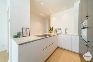 Dit exclusief en luxueus gerenoveerde gelijkvloers appartement op de zeedijk van Sint-Idesbald biedt een unieke kans om wonen aan zee te...
