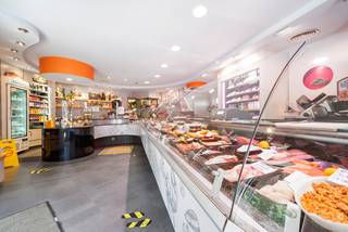 Ce rez-de-chaussée commercial bien situé offre une merveilleuse opportunité pour les entrepreneurs du secteur alimentaire. La propriété est actuellement aménagée en tant que traiteur haut de gamme et dispose d'une cuisine professionnelle entièrement équipée avec son contenu. L'agencement actuel est pratique et prêt à fonctionner immédiatement, idéal pour accueillir vos clients. L'emplacement de cette propriété offre une grande visibilité et accessibilité avec des facilités de stationnement. Ne manquez pas cette opportunité de démarrer ou de développer votre propre activité. Contactez-nous dès aujourd'hui pour une visite et découvrez les opportunités que cette propriété a à offrir.<br /><br />