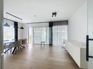 Ontdek dit prachtige nieuwbouwappartement in een rustige en gegeerde wijk in Merelbeke. Hier geniet u van hedendaags comfort, een doordachte indeling en een overvloed aan natuurlijk licht.De moderne afwerking en kwaliteitsvolle materialen zorgen voor een stijlvolle en tijdloze uitstraling. De open keuken is volledig uitgerust en vormt het hart van de woning, terwijl de praktische indeling bijdraagt aan een aangenaam wooncomfort.Gelegen in een groene en rustige omgeving, met een vlotte verbinding naar Gent en alle nodige voorzieningen in de buurt, combineert dit appartement het beste van twee werelden: rust en bereikbaarheid.indeling van het appartement:inkomhal met apart toilet - berging (met aansluiting voor wasmachine en droogkast) - ruime en lichtrijke leefruimte - aangenaam terras - geïnstalleerde, open keuken - slaapkamer 1 (doet dienst als dressing) - ruime, tweede slaapkamer - badkamer met dubbel lavabomeubel en toilet - gemeenschappelijke fietsenstalling.Een autostaanplaats dient men verplicht bij te huren aan 75,00 EUR/maand.De gemeenschappelijke kosten bedragen 150,00 EUR/maand en dienen voor het onderhoud van de gemene delen alsook een voorschot op het privatief verbruik van verwarming.Het appartement is beschikbaar vanaf 01/06/2026!
