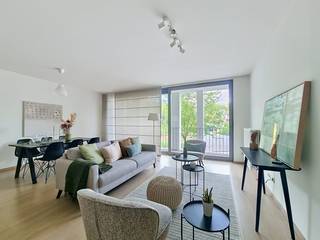 Dit lichtrijke tweeslaapkamerappartement ligt in een rustige en doodlopende straat, vlakbij winkels en openbaar vervoer. <br /><br />Het combineert comfort met een aangename, groene omgeving op een mooie locatie in Mortsel. De open leefruimte met geïntegreerde keuken creëert een warm en huiselijk gevoel. De keuken is praktisch ingericht, voorzien van alle comfort en sluit aan op een handige berging.<br /><br />Vanuit de woonkamer heb je toegang tot het zonnige terras, met open zicht op een speeltuin en veel privacy.<br /><br />De ruime badkamer beschikt over een dubbele lavabo, een bad-douche en een aparte wasberging.<br /><br />Daarnaast werd vorig jaar een nieuwe condenserende gasketel geplaatst. De inkomdeur is gepantserd. <br /><br />Er kan een overdekte en afgesloten fietsstalplaats gehuurd worden aan de overkant van de straat.