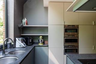 Ruime villa met licht en rust op toplocatie in Schiplaken
In een uiterst rustige en residentiële straat in Schiplaken bevindt zich deze verrassend ruime en lichtrijke villa met een bewoonbare oppervlakte van maar liefst 377 m². Bij het betreden van de woning valt meteen de overvloedige natuurlijke lichtinval op door de grote raampartijen, wat zorgt voor een warm en uitnodigend gevoel in de royale leefruimte en keuken. De woning beschikt over vier volwaardige slaapkamers, twee comfortabele badkamers en twee toiletten. Voor wie houdt van ontspanning is er bovendien een sauna aanwezig. Daarnaast is er ook voldoende opbergruimte met twee bergingen.
Buitenshuis zet de troef van rust en privacy zich naadloos voort. De aangelegde tuin met vijver vormt het idyllische decor voor zonnige dagen en ontspannen momenten. Een ruime dubbele garage biedt daarnaast voldoende plek voor twee voertuigen en extra opbergruimte.
Ook de locatie laat niets te wensen over: u geniet van de absolute stilte van de buurt, terwijl u zich op een boogscheut bevindt van het Bloso-domein in Hofstade en het bruisende Mechelen. Dankzij de vlotte en directe aansluiting op de E19 woont u hier bovendien uiterst strategisch en centraal tussen Antwerpen en Brussel, wat deze woning de perfecte uitvalsbasis maakt voor wie groen en rust wil combineren met een uitstekende bereikbaarheid.
Wij leiden jullie graag zelf rond in onze woning.