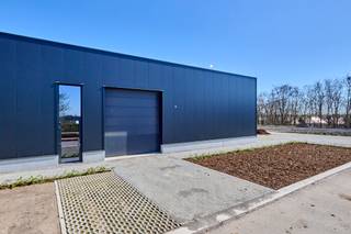 <p>KMO-unit te koop Genk - BEDRIJVENPARK KOMPELLAAN<br /><br />Bedrijvenpark Kompellaan: 21 moderne KMO-units langsheen de Kompellaan in Genk. Dit complex biedt kleine en middelgrote ondernemingen de perfecte plek om te starten, groeien en te innoveren. De unit 1 heeft een oppervlakte van 299m² en beschikt over 3 parkeerplaatsen. De unit wordt casco opgeleverd. <br /><br />KMO-Unit 1<br />- oppervlakte: 299m²<br />- staalstructuur met geïsoleerde wanden en dak<br />- sectionaalpoort 4mbr x 4,2mh<br />- 3 privatieve parkeerplaatsen<br /><br />Voor meer info 011/39 90 50 of info@jansenrealestate.be<br />https://www.jansenrealestate.be/project-kompellaan/6190088/</p>