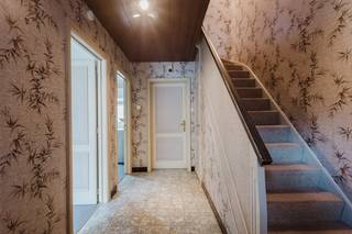 <p><strong>Welkom in de Oudstrijderslaan 10 te Aalbeke!</strong><br /><br />Deze woning vraagt wat <strong>opfrissingswerk</strong>, maar biedt heel wat <strong>mogelijkheden</strong>.<br /><br />We komen binnen via de <strong>inkomhal</strong>, die toegang geeft tot de leefruimte en de kelder. Verder bevinden zich op het gelijkvloers de <strong>keuken</strong>, <strong>badkamer en praktische berging</strong>. Achteraan de woning vinden we nog een <strong>bijkeuken </strong>en een <strong>apart toilet</strong>.<br /><br />Buiten geniet je van een <strong>terras met aansluitende tuin en tuinhuis</strong>. Een extra troef is de <strong>uitweg achteraan het perceel</strong>, ideaal om fietsen vlot en veilig binnen te plaatsen.<br /><br />Op de eerste verdieping bevinden zich <strong>vier kamers</strong>, die je naar eigen wens kunt inrichten als slaapkamers, bureau of hobbyruimte. Verder is er nog een <strong>zolder </strong>aanwezig.<br /><br /><strong>De ligging is een absolute troef!</strong> Je woont hier in een <strong>rustige woonwijk, </strong>op wandelafstand van het centrum van Aalbeke.<br /><br /><strong>Zie jij het potentieel van deze woning?</strong> Contacteer ons gerust voor meer informatie:<br /><br /><strong>Simon </strong>+32 471 547 642 - <u><strong>simon@dekeyser.immo </strong></u><br /><strong>Yorben </strong>+32 468 188 061 - <u><strong>yorben@dekeyser.immo</strong></u></p>