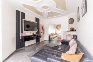 <div><div><div><div><section><div><div><div><div><div><div><h3>Maison familiale spacieuse avec 4 chambres et un grand jardin</h3><p>Vous cherchez une maison prête à être emménagée avec beaucoup d'espace dans un quartier calme et verdoyant ? Alors cette maison familiale largement rénovée au 18 Lichtenberglaan vaut vraiment la peine d'être visitée.</p><p>La propriété dispose d'un espace de vie lumineux avec salle à manger et d'une cuisine ouverte flambant neuve, entièrement équipée pour un confort optimal. Il y a également quatre chambres à coucher spacieuses, deux salles de bains et une buanderie pratique.</p><p>À l'extérieur, vous bénéficiez d'un grand jardin et d'une allée pouvant accueillir deux voitures, y compris une borne de recharge pour une voiture électrique.</p><p>Avec un label EPC B favorable, une rénovation récente et seulement quelques petites finitions encore possibles, cette maison allie espace, confort et efficacité énergétique.</p><p><strong>Prestations</strong></p><ul><li>4 chambres à coucher</li><li>2 salles de bains</li><li>Nouvelle cuisine ouverte</li><li>Grand jardin</li><li>Voie d'accès pour 2 voitures avec borne de recharge</li><li>Buanderie pratique</li><li>Label EPC B</li><li>Quartier familial calme et verdoyant</li></ul><p>Une propriété idéale pour les familles à la recherche d'espace et de confort de vie dans un environnement agréable.</p></div></div></div></div><div> </div></div></div></section></div></div></div></div>