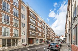 Deze aparte garagebox met poort is gelegen in de Vital Decosterstraat 83-87 in het centrum van Leuven in de Residentie Bredero.<br />Makkelijk bereikbaar via de Vaartstraat / Vismarkt en onmiddellijk beschikbaar.<br />Binnenmaten +/- 2,65 x 6,25 ! Jaarlijkse gemeenschappelijke kost van +/- 85 Euro.<br />Meer info via Vincent op 0477 284876 of vincent@immojanstas.be<br />Bijkomende info (asbestattest, bodemattest, plan,...) kan U hieronder downloaden ↓