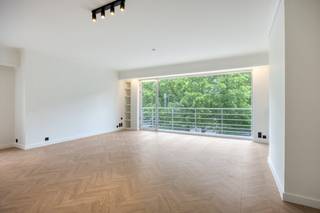Indeling:- ruime inkomhal (10m²)- lichtrijke woonkamer (35m²)- badkamer met aansluiting voor wasmachine (5m²)- keuken (8m²)- slaapkamer 1 (22m²)- slaapkamer 2 (11m²)- gastentoilet - terras aan voor- en achterzijde - kelderberging Mogelijkheid tot aankoop van een zeer ruime garagebox met automatische poort (35.000 euro). Troeven:- veel lichtinval - eerste bewoning na renovatie (2025) - airco + automatische rolluik t.h.v. slaapkamer - ingemaakte kasten - ruime garage (breedte poort: 3,50 m) Locatie:Op wandelafstand vindt u scholen, supermarkten, apotheken, openbaar vervoer richting Antwerpen, Wilrijk, Mortsel, Boechout,...Bent u geïnteresseerd in dit appartement te koop in Berchem? Aarzel dan niet om contact met ons op te nemen. Wenst u uw eigendom ook te koop of te huur te stellen? We helpen u graag verder. Steeds tot uw dienst om u verder te helpen met al uw vragen over vastgoed! Bestuursmaatregelen in het maatregelenregister: nee
