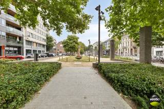 Dit lichtrijk, aangenaam appartement met een exclusieve ligging op het Leopoldplein is gelegen op de hoek van de 6de verdieping in Residentie 'Ambassade'. Het appartement beschikt over een bewoonbare oppervlakte van ca. 145 m² en 3 slaapkamers. Ideaal voor wie op zoek is naar een renovatieproject op een tijdloze toplocatie in het stadscentrum van Hasselt! <br /><br />De indeling is als volgt: Ruime inkomhal met vestiairekast en apart toilet. Glazen deur met toegang tot de living (parket) met prachtige marmeren schouwmantel en gietijzeren radiatoren. De ruime living (airco) is opgesplitst in een zitgedeelte, leeshoek, bureauhoek en eetgedeelte, alle vertrekken baden in een oase van licht door grote raampartijen. Het verre zicht vanuit de living brengt rust en zorgt voor een ruimtelijk gevoel. De keuken is apart en te vernieuwen. <br /><br />Het appartement is voorzien van 3 ruime slaapkamers (laminaat), allen voorzien van airco. De badkamer is geïnstalleerd met dubbele lavabo, inloopdouche en aansluiting wasmachine. <br /><br />De oppervlakte vult zich verder aan met een kelderberging. Optioneel kan er een ondergrondse autostandplaats aangekocht worden aan 25.000 euro.<br /><br />Enkele pluspunten op een rijtje:<br />+ Karakter, charme<br />+ Loftgevoel<br />+ 3 ruime slaapkamers<br />+ Airco<br />+ Centrale ligging<br />+ Mogelijkheid tot aankoop ondergrondse autostandplaats<br /><br />Voor een bezichtiging maak snel uw afspraak met Stephanie Odeurs via stephanie@vestio.com of bel naar 0474 73 64 84!