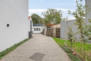 Deze instapklare woning met magazijn van 200 m² is ideaal voor wie wonen en werken wil combineren. De woning is grondig gerenoveerd in 2022 en...