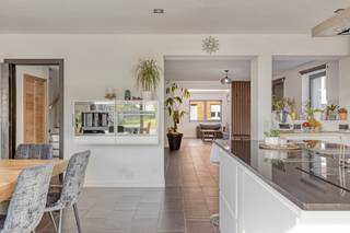 Deze instapklare woning met maar liefst 5 slaapkamers werd van kop tot teen gerenoveerd (afwerking 2025). Volledige gevelisolatie,...