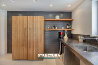 Bent u op zoek naar een ruim, modern en charmant appartement in het hart van Brussel? Dan is dit goed onderhouden appartement aan de Baksteenkaai precies wat u zoekt.Het appartement bevindt zich op de 3e verdieping van een klein mede-eigendom (lift aanwezig in het gebouw).Praktische en logische indeling: ruime inkomhal, lichtrijke en ruime woonkamer met moderne open keuken, 2 slaapkamers, doucheruimte met inloopdouche, apart toilet en een berging. Privékelder beschikbaar.De ligging is ongetwijfeld een extra troef. De Baksteenkaai ligt centraal in het hart van het historische centrum van Brussel, met talrijke winkels, restaurants, openbaar vervoer en buitenactiviteiten in de directe omgeving.Enkele kenmerken:Uitstekende ligging – Centrale ligging vlakbij alle voorzieningenModerne loftstijl Ruime en lichtrijke ruimtes Elektrische installatie conform de voorschriftenPraktische en logische indelingPrivékelderAparte meters voor gas en elektriciteitZeer goed onderhouden Meer informatie of een bezichtiging ter plaatse? Contacteer STRUCTURA op 02 460 80 46 of info@structura.be.