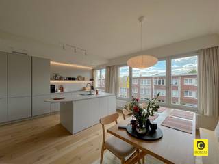 <p><span>Charmant en volledig gerenoveerd 2 slaapkamer appartement op toplocatie!</span></p><p><span>Welkom in dit instapklare appartement, gelegen in een rustige, groene woonwijk met een vlotte verbinding naar de belangrijkste invalswegen. Winkels, supermarkten en alle nodige voorzieningen bevinden zich op wandelafstand, comfort gegarandeerd!</span></p><p><span> </span></p><p><span>Het appartement heeft de volgende indeling:</span></p><p><span> </span></p><p><span>Inkomhal, leefruimte en keuken:</span></p><p><span>Bij binnenkomst word je verwelkomd in een stijlvolle, licht rijke leefruimte met warme parketvloer, die doorloopt doorheen het ganse appartement.</span></p><p><span>De grote raampartijen zorgen voor een overvloed aan natuurlijk licht en een open, luchtig gevoel. </span></p><p><span>De moderne open keuken sluit naadloos aan bij de leefruimte en is een echte eyecatcher, voorzien van alle comfort: een vaatwasser, koelkast, diepvries en veel opbergruimte. </span></p><p><span>Het centrale kookeiland is niet alleen praktisch, maar maakt koken en gezellig samenzijn extra aangenaam. </span></p><p><span> </span></p><p><span>Badkamer &amp; slaapkamers:</span></p><p><span>Het appartement beschikt over twee slaapkamers. </span></p><p><span>De masterbedroom aan de rustige achterzijde biedt ultieme rust en is uitgerust met ingebouwde kasten. Vanuit deze kamer heb je directe toegang tot de moderne badkamer met inloopdouche.<br />De tweede slaapkamer is multifunctioneel inzetbaar en beschikt over een aansluiting voor een wasmachine alsook voor een droogkast.</span></p><p><span>Via deze kamer bereik je ook het gezellige balkon perfect voor een koffie in de ochtendzon of een moment van ontspanning na het werk.</span></p><p><span> </span></p><p><span>Het appartement is volledig voorzien van verlichting.</span></p><p><span> </span></p><p><span>Huurprijs:</span><span>€1.100,00 / maand</span></p><p><span>Maandelijkse lasten: </span><span>€95,00 / maand (verwarming en water + algemene delen)</span></p><p><span>Beschikbaarheid: </span><span>01/07/2025</span></p><p><span> </span></p><p><span>Extra troeven</span></p><p><span>- Kelder aanwezig</span></p><p><span>- Volledig vernieuwd en instapklaar</span></p><p><span>- Verlichting overal voorzien</span></p><p><span>- Gunstig EPC</span></p><p><span>- Centrale ligging in een aangename buurt</span></p>