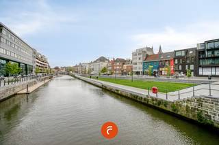 Een goed onderhouden doch op te knappen bel-etagewoning. Gelegen op een absolute topligging in het historisch centrum van Kortrijk vlakbij...
