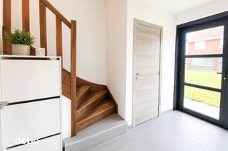 Via de inkomhal, voorzien van een apart gastentoilet, kom je binnen in de ruime en lichtrijke leefruimte. De open keuken sluit mooi aan op het geheel en zorgt voor een aangename verbinding tussen koken, eten en wonen met aansluitend een praktische berging.<br />Achteraan bevindt zich de onderhoudsvriendelijke tuin, ideaal voor wie graag van het buitenleven geniet zonder veel tuinwerk. De tuin beschikt bovendien over een handige uitweg en geeft toegang tot de achteraan gelegen garage, een absolute meerwaarde voor zowel parkeren als extra bergruimte.<br />Op de verdieping bevinden zich <strong>drie slaapkamers</strong>, een praktische <strong>berging</strong> en de badkamer. Deze is uitgerust met een <strong>ligbad met douchefunctie, lavabomeubel en toilet</strong>. Daarnaast beschikt de woning over een <strong>geïsoleerde zolder</strong>, bereikbaar via een zolderluik, die voor bijkomende opbergruimte zorgt.<br />Een fijne gezinswoning met <strong>3 slaapkamers, garage, praktische tuin en een ruime leefruimte</strong>, gelegen in een rustige en kindvriendelijke woonomgeving.<br />