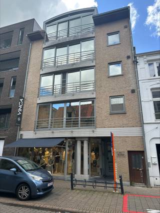 <p>Gerenoveerd appartement in de Zuidstraat, hartje centrum Veurne.</p>
<p>Dit appartement biedt een comfortabele indeling met twee slaapkamers en een badkamer, ideaal voor wie centraal wil wonen. Gelegen op wandelafstand van winkels, horeca en openbaar vervoer, geniet u van alle voordelen van het stadsleven. Het EPC-label B zorgt voor een energiezuinige woonervaring. De praktische berging en een goed uitgeruste keuken maken het geheel compleet.</p>
<p>ALLES IS GESCHILDERD</p>
<p>Belangrijkste ruimtes:<br />• Inkomhal met toegang tot de leefruimte<br />• Lichte woonkamer met aangename indeling<br />• Twee slaapkamers met doorlopend balkon<br />• Berging voor extra opslag + technische berging met aansluiting voor wasmachine..<br />• Keuken met functionele opstelling WORDT VOLLEDIG VERNIEUWD<br />• Badkamer met douche en bad. WORDT VOLLEDIG VERNIEUWD<br />• Apart toilet WORDT VOLLEDIG VERNIEUWD</p>
Troeven:
<p>• Centrale ligging in het historische centrum van Veurne<br />• Energiezuinig dankzij EPC-label B<br />• Praktische indeling met berging en aparte slaapkamers</p>
<p>Neem vandaag nog contact op met uw ERA-makelaar voor een bezoek.</p>
<p>AANMELDEN VIA DE ERA WEBSITE !!</p>
<p>JOUW DROOMAPPARTEMENT. ZO GEVONDEN!</p>